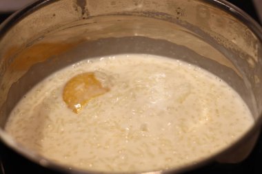 Kavanozda pirinç pudingi pişirmek