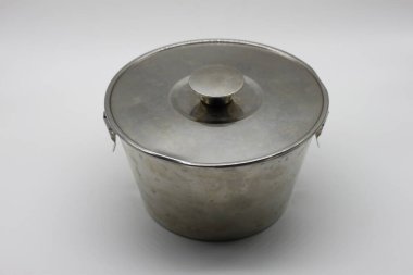 Beyaz arkaplanda paslanmaz çelik flanera