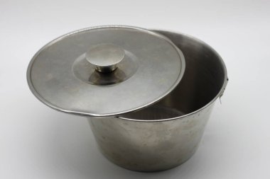 Beyaz arkaplanda paslanmaz çelik flanera