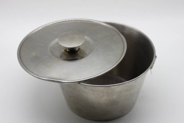 Beyaz arkaplanda paslanmaz çelik flanera