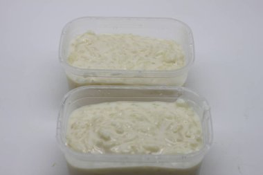 Beyaz arka planda ev yapımı lezzetli sütlaç.