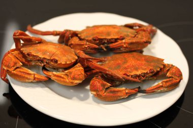 Beyaz arkaplanda pişmiş kırmızı yengeç