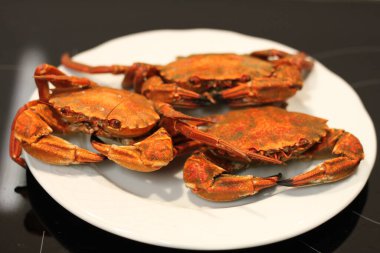 Beyaz arkaplanda pişmiş kırmızı yengeç