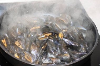 Tavada kaynamış midye.