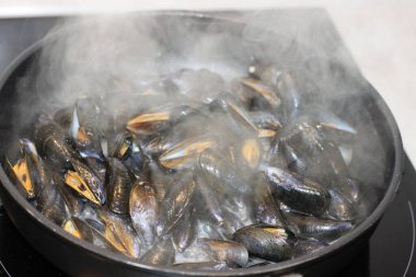 Tavada kaynamış midye.