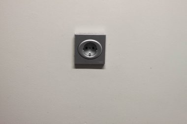 Işık duvarındaki gri elektrik prizi