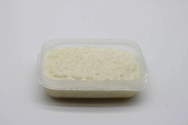 Delicioso Pudín Arroz Casero Sobre Fondo Blanco — Foto de Stock