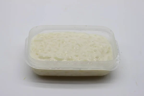 Delicioso Pudín Arroz Casero Sobre Fondo Blanco — Foto de Stock