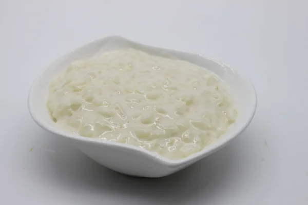 Delicioso Pudín Arroz Casero Sobre Fondo Blanco — Foto de Stock