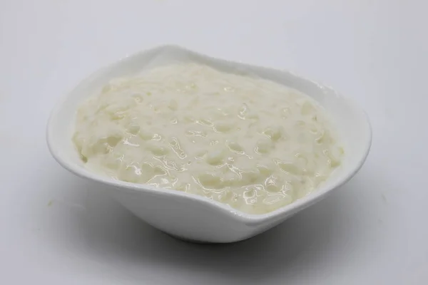 Delicioso Pudín Arroz Casero Sobre Fondo Blanco — Foto de Stock