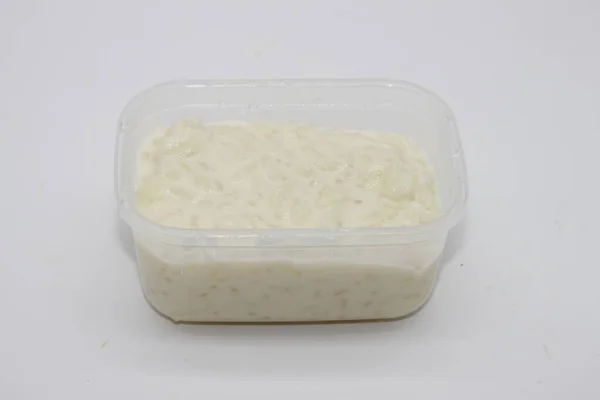 Heerlijke Zelfgemaakte Rijstpudding Witte Achtergrond — Stockfoto