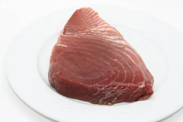 Färsk Röd Tonfisk Biff Vit Bakgrund — Stockfoto