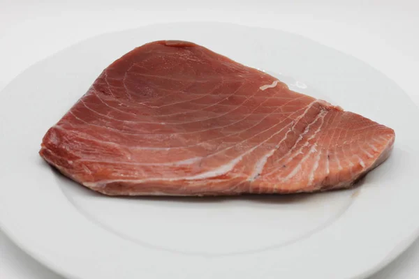 Färsk Röd Tonfisk Biff Vit Bakgrund — Stockfoto