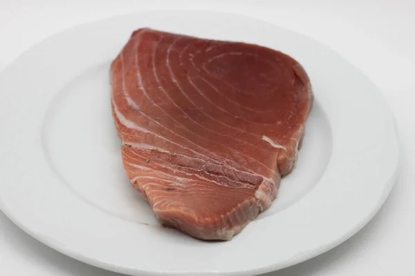 Färsk Röd Tonfisk Biff Vit Bakgrund — Stockfoto