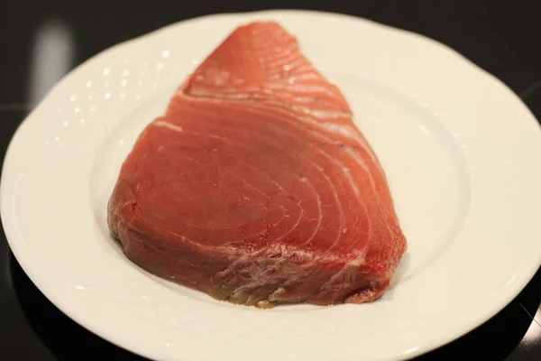 Čerstvé Červené Tuňák Steak Bílém Pozadí — Stock fotografie