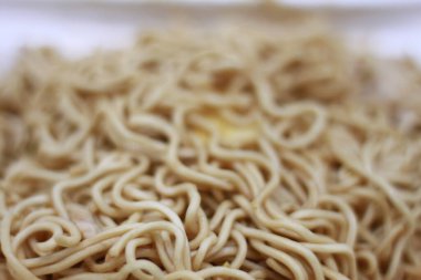 Tavuklu, yumurtalı ve soslu erişte kızartması. Thai sokak yemeği.