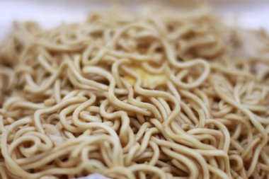 Tavuklu, yumurtalı ve soslu erişte kızartması. Thai sokak yemeği.