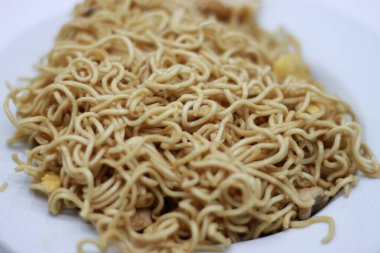 Soya nodülü kızartması. Tavuklu, yumurtalı ve soslu soya eriştesi kızartması. Tayland sokak yemeği.