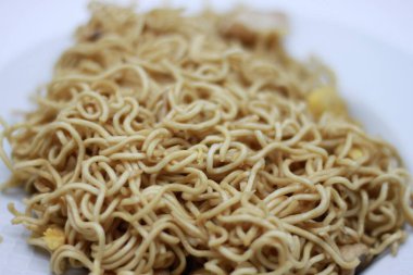 Soya nodülü kızartması. Tavuklu, yumurtalı ve soslu soya eriştesi kızartması. Tayland sokak yemeği.