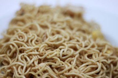 Soya nodülü kızartması. Tavuklu, yumurtalı ve soslu soya eriştesi kızartması. Tayland sokak yemeği.