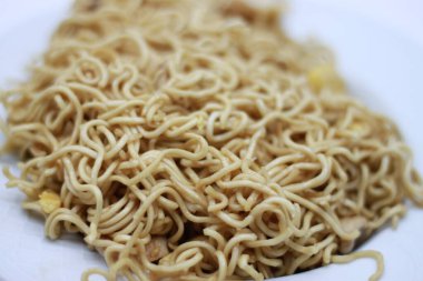 Soya nodülü kızartması. Tavuklu, yumurtalı ve soslu soya eriştesi kızartması. Tayland sokak yemeği.