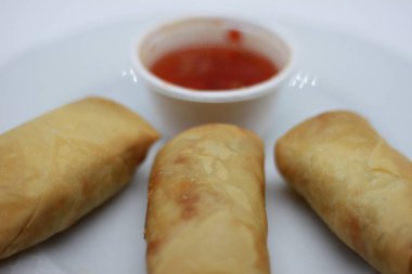 Mantar, sebze, yumurta ve tatlı ve ekşi soslu kıymalı domuz kıymalı börek. Tayland sokak yemeği.