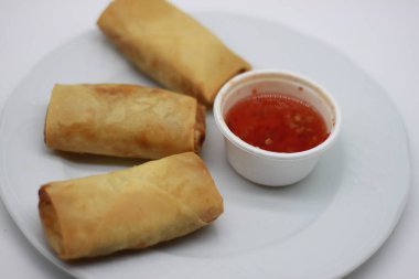 Mantar, sebze, yumurta ve tatlı ve ekşi soslu kıymalı domuz kıymalı börek. Tayland sokak yemeği.