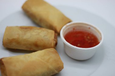 Mantar, sebze, yumurta ve tatlı ve ekşi soslu kıymalı domuz kıymalı börek. Tayland sokak yemeği.
