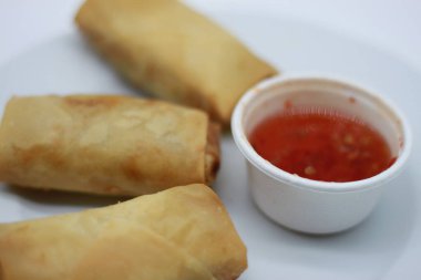 Mantar, sebze, yumurta ve tatlı ve ekşi soslu kıymalı domuz kıymalı börek. Tayland sokak yemeği.