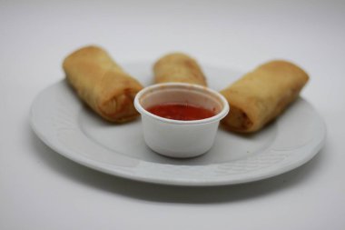 Mantar, sebze, yumurta ve tatlı ve ekşi soslu kıymalı domuz kıymalı börek. Tayland sokak yemeği.
