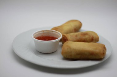 Mantar, sebze, yumurta ve tatlı ve ekşi soslu kıymalı domuz kıymalı börek. Tayland sokak yemeği.