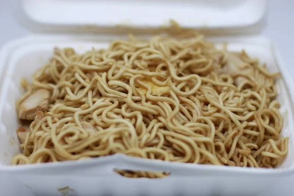 Macarrão Fritar Com Frango Ovo Molho Wok Comida Rua Tailandesa — Fotografia de Stock