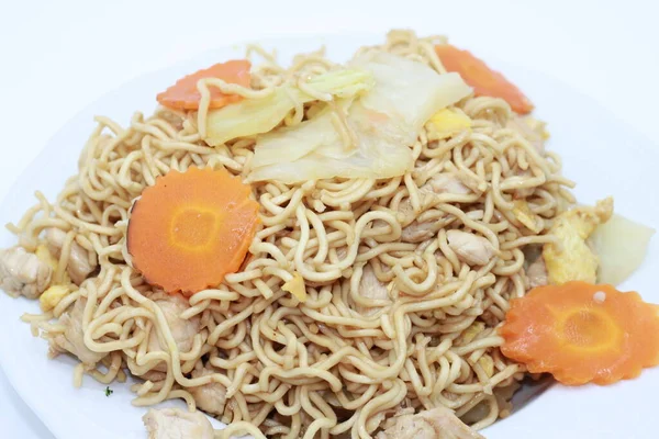 Mie Digoreng Dengan Ayam Telur Sayuran Dan Saus Wok Makanan — Stok Foto