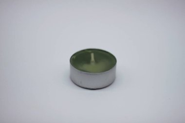 Beyaz arkaplanda küçük kokulu mumlar