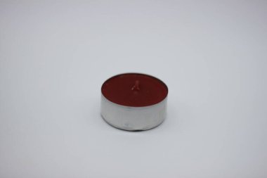 Beyaz arkaplanda küçük kokulu mumlar