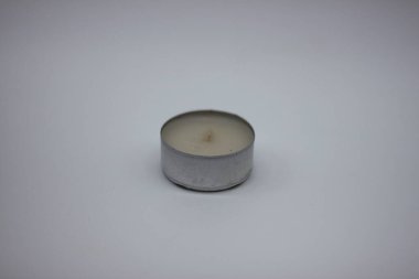 Beyaz arkaplanda küçük kokulu mumlar