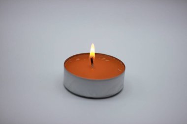 Beyaz arkaplanda kokulu mum yakılıyor