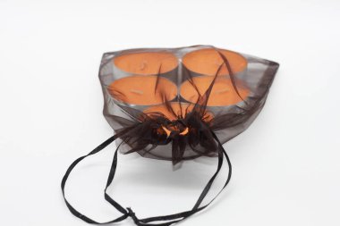 Turuncu mumlu siyah hediye çantası.