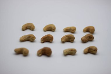 Beyaz arka planda kavrulmuş kaju fıstığı.