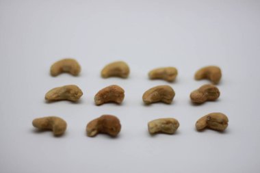 Beyaz arka planda kavrulmuş kaju fıstığı.