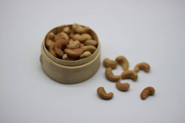 Beyaz arka planda kavrulmuş kaju fıstığı.