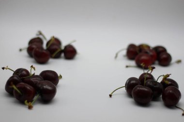 Beyaz arkaplanda kırmızı kiraz