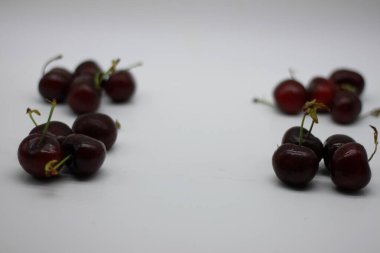 Beyaz arkaplanda kırmızı kiraz