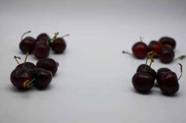 Beyaz arkaplanda kırmızı kiraz