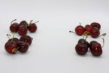 Beyaz arkaplanda kırmızı kiraz