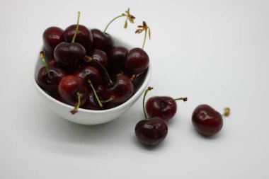 Beyaz arkaplanda kırmızı kiraz