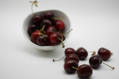 Beyaz arkaplanda kırmızı kiraz