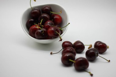 Beyaz arkaplanda kırmızı kiraz