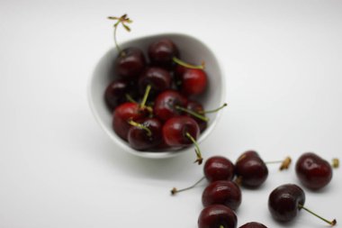 Beyaz arkaplanda kırmızı kiraz