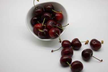 Beyaz arkaplanda kırmızı kiraz